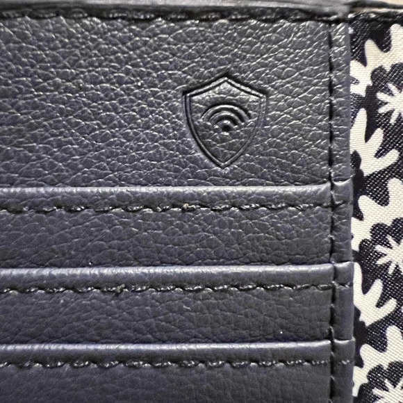 NWOT Authentic Vera Bradley RIFD passport wallet - Picture 4 of 4